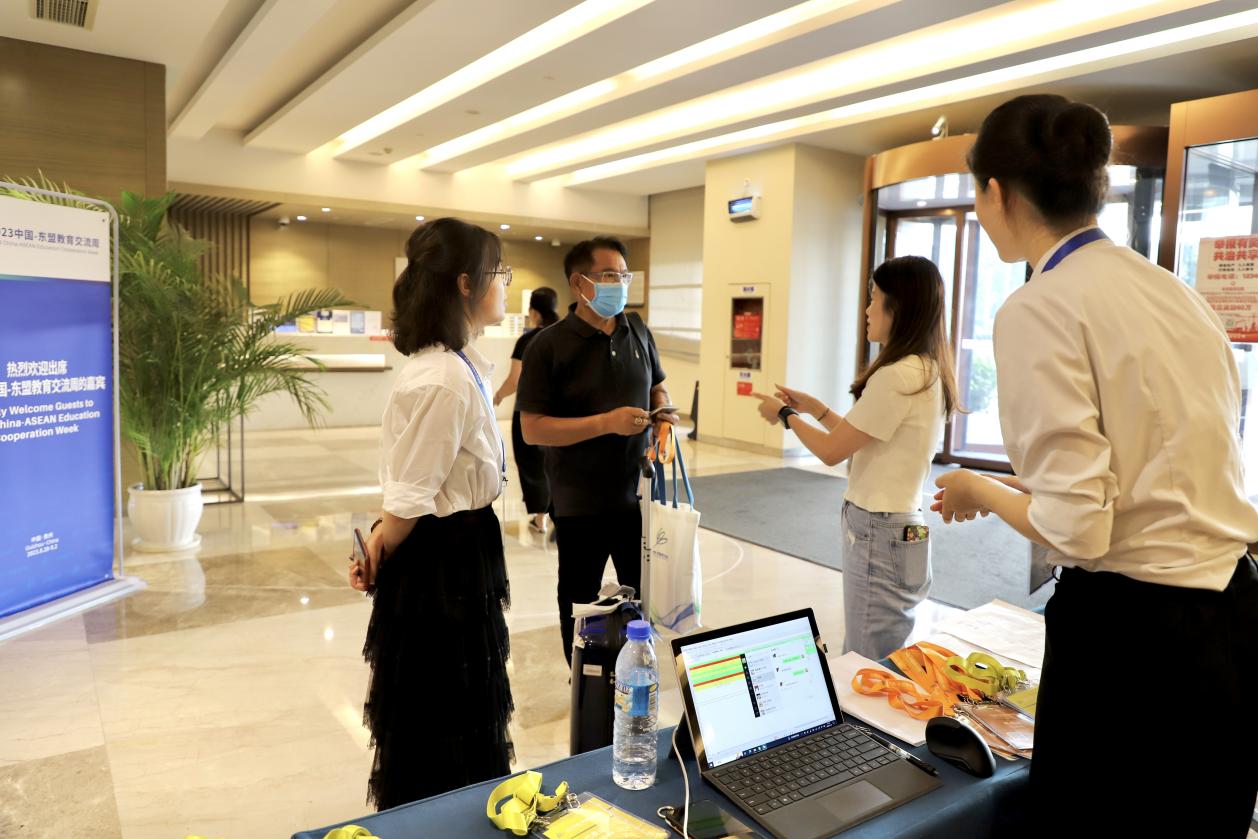 热情解待外宾入住酒店