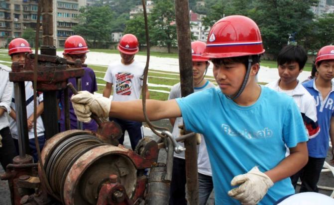 工勘专业的学生在工程建筑现场进行地质钻探操作技能实训