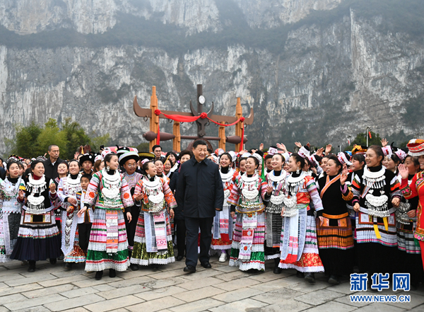 600-4 2月3日至5日，中共中央总书记、国家主席、中央军委主席习近平来到贵州考察调研，看望慰问各族干部群众，向全国各族人民致以美好的新春祝福。这是3日下午，习近平在毕节市黔西县新仁苗族乡化屋村考察结束时，乡亲们依依不舍簇拥着总书记，齐唱苗家留客歌。新华社记者 谢环驰 摄.jpg