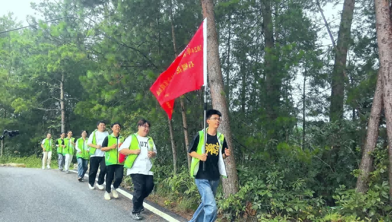 3.管理工程系“三下乡”社会实践队徒步红军长征途径清镇境内的首个站点——观游村（刘滢 摄）